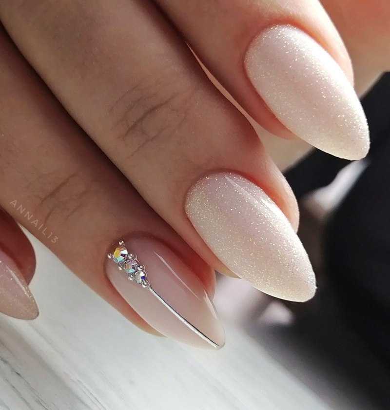 Светлый маникюр на длинные ногти миндалевидной белый