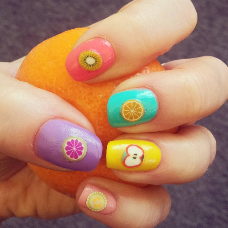 Яркий детский маникюр