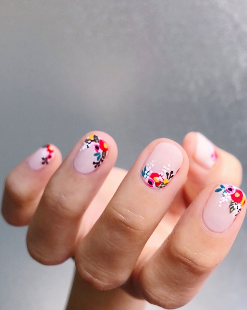 Яркие ногти с ананасом