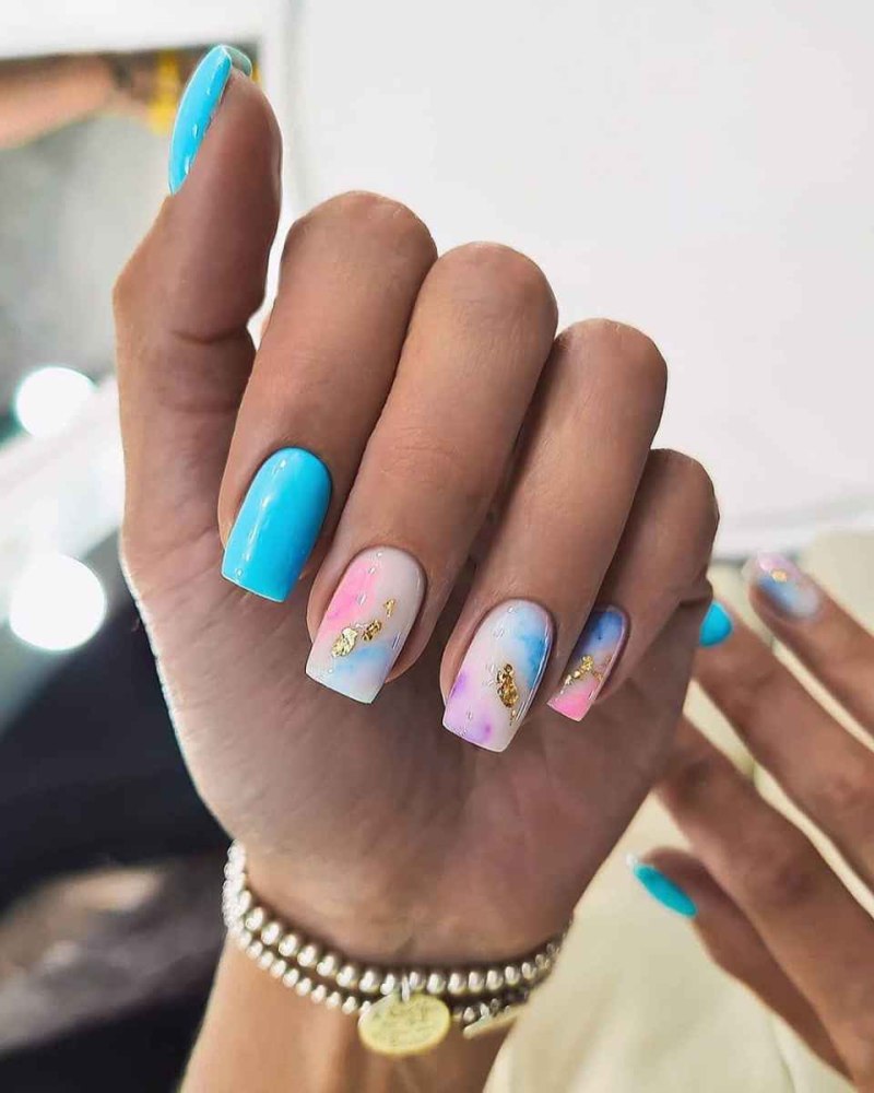 Летний маникюр с наклейками