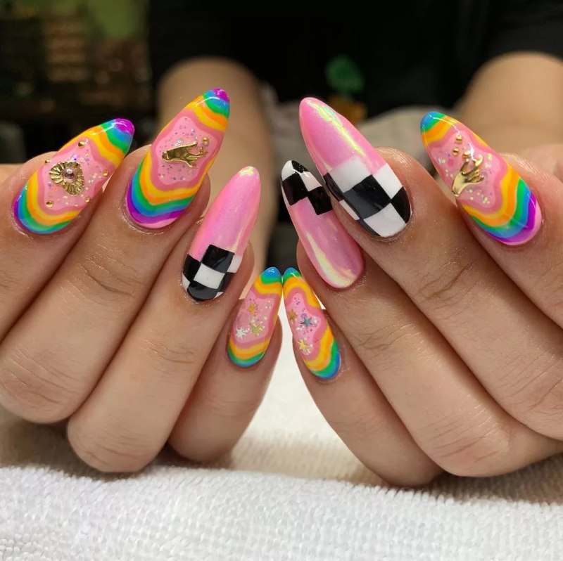 Яркий маникюр для подростков