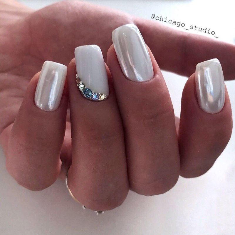 Маникюр с жемчужной втиркой 2022
