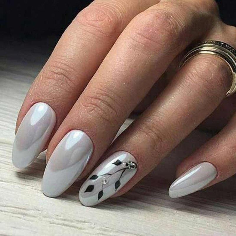 Белый перламутровый маникюр