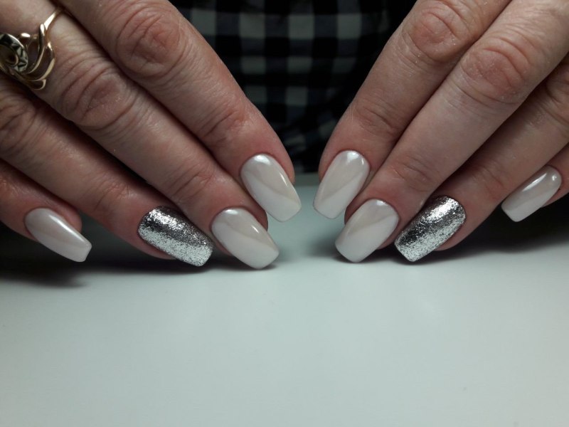 Белый маникюр 2022 с втиркой