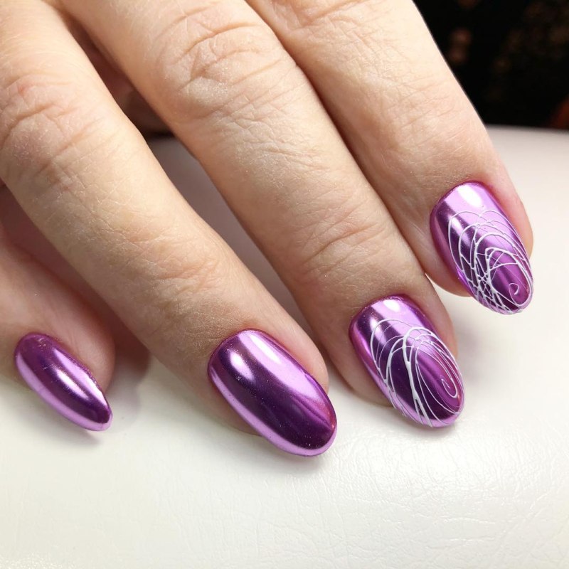 Фиолетовый маникюр с паутинкой