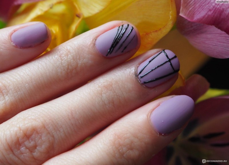 Фиолетовый маникюр с паутинкой