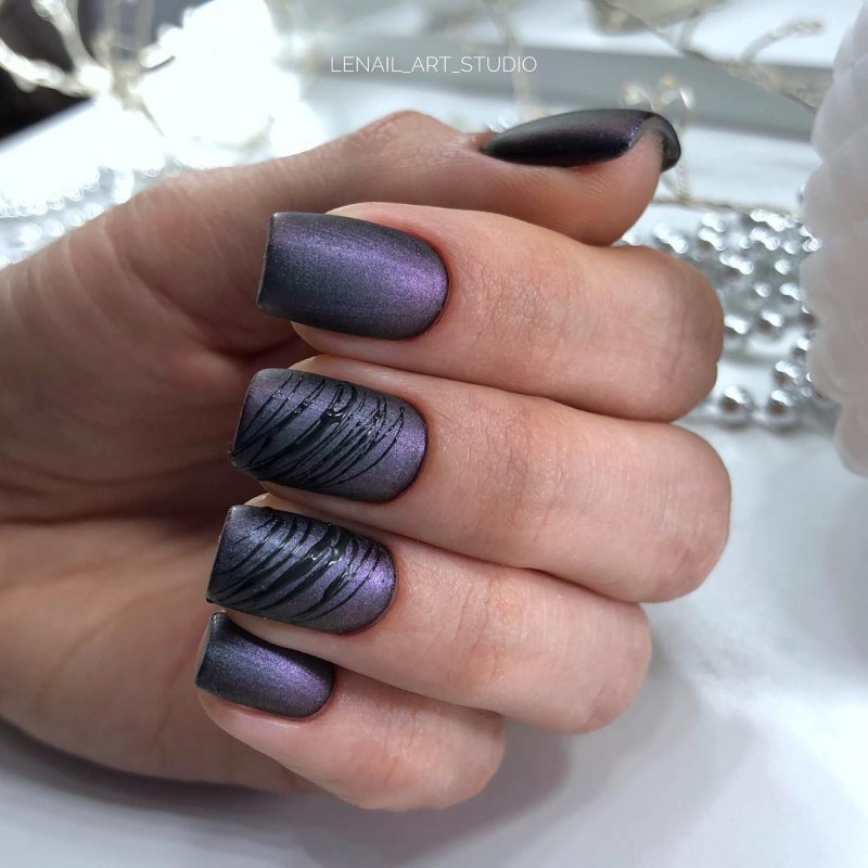 Сиреневый маникюр с паутинкой