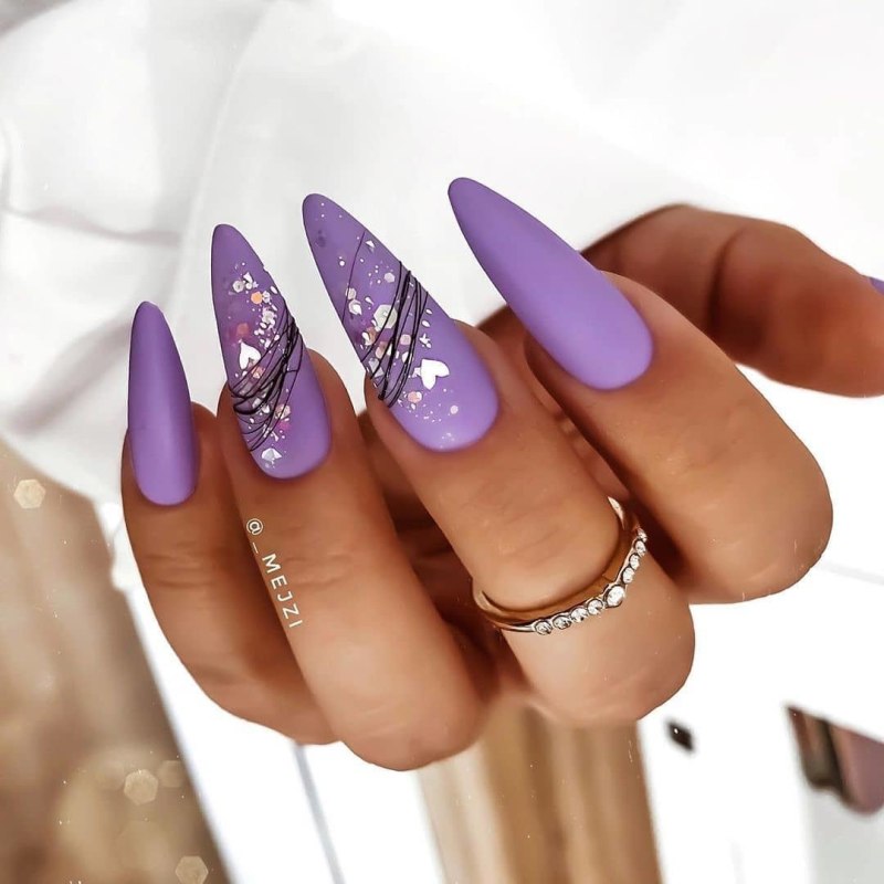Фиолетовый маникюр с паутинкой