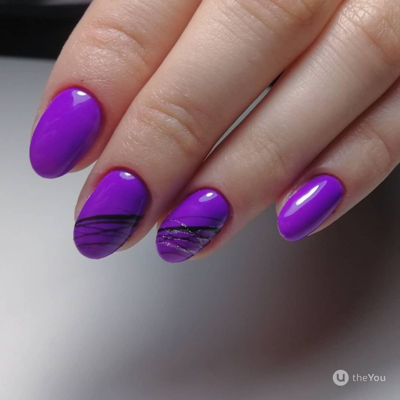 Однотонный маникюр с геометрией