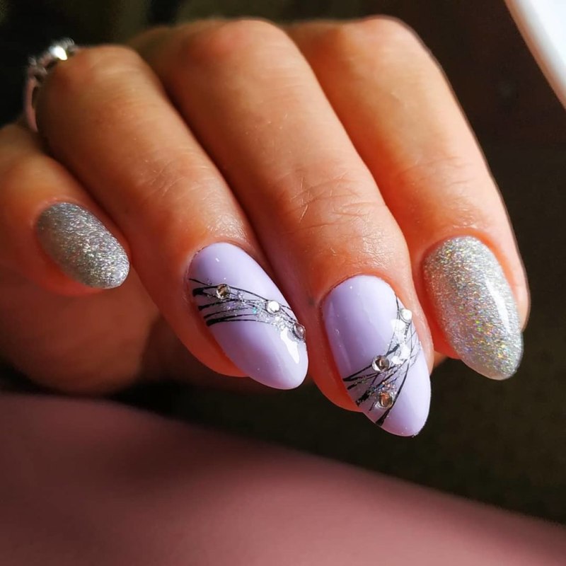 Яркий маникюр с паутинкой