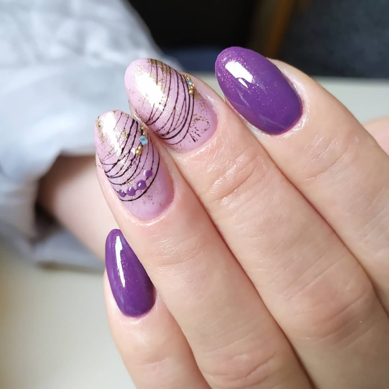 Фиолетовый маникюр на миндалевидных ногтях