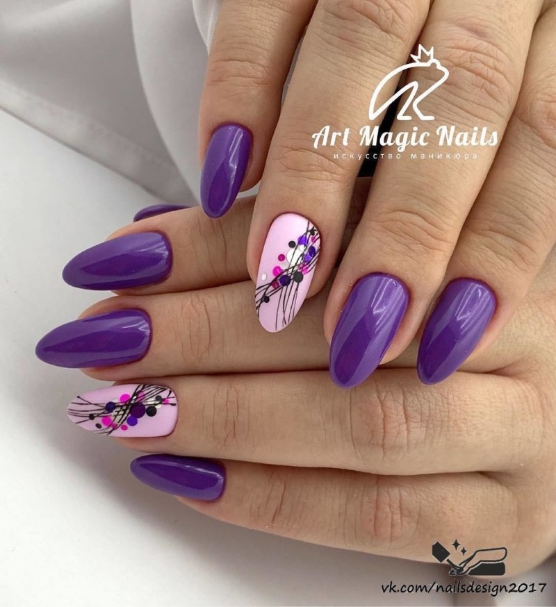 Фиолетовый маникюр с паутинкой