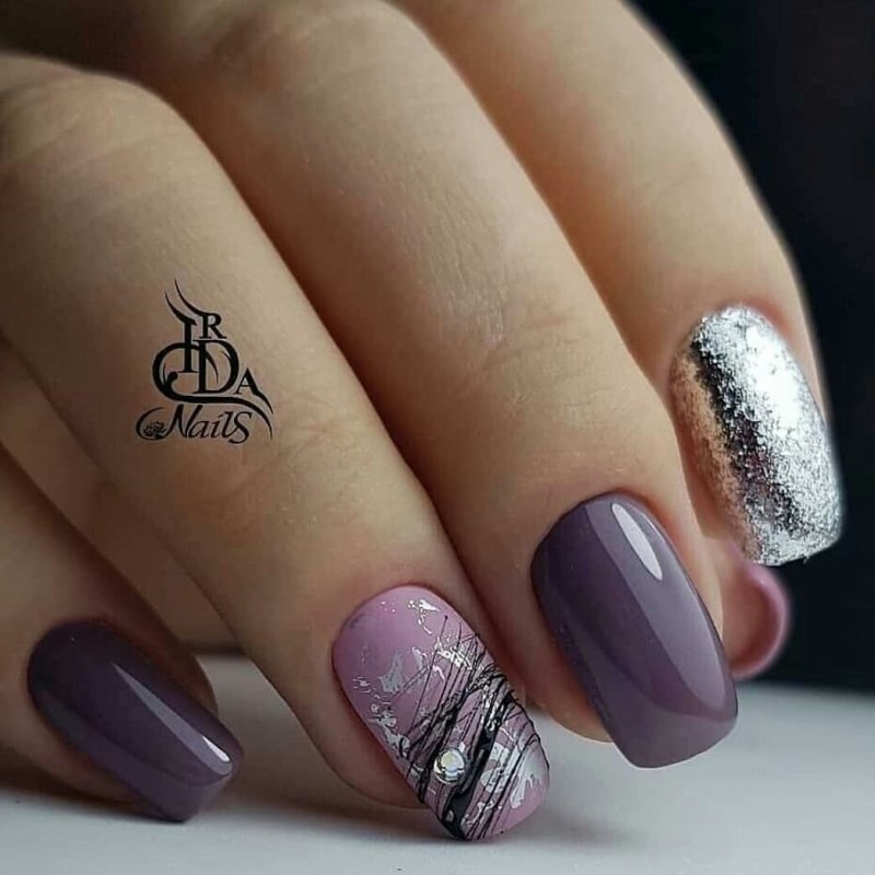 Сиреневый маникюр с полосками