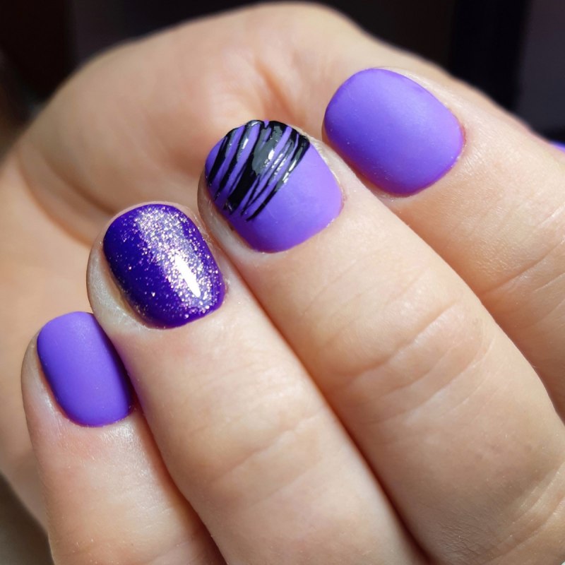 Фиолетовый маникюр с паутинкой
