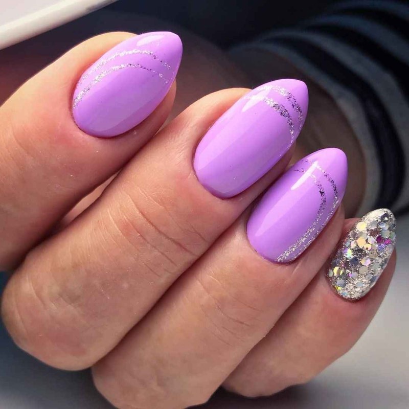 Нежно сиреневый маникюр с фольгой