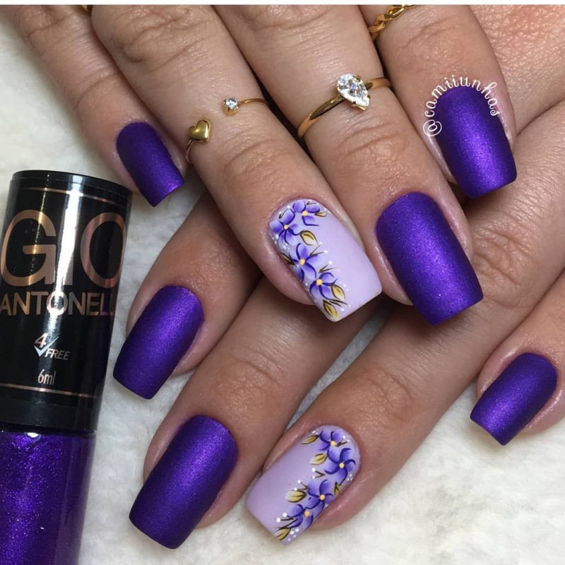 Сиреневый маникюр с полосками