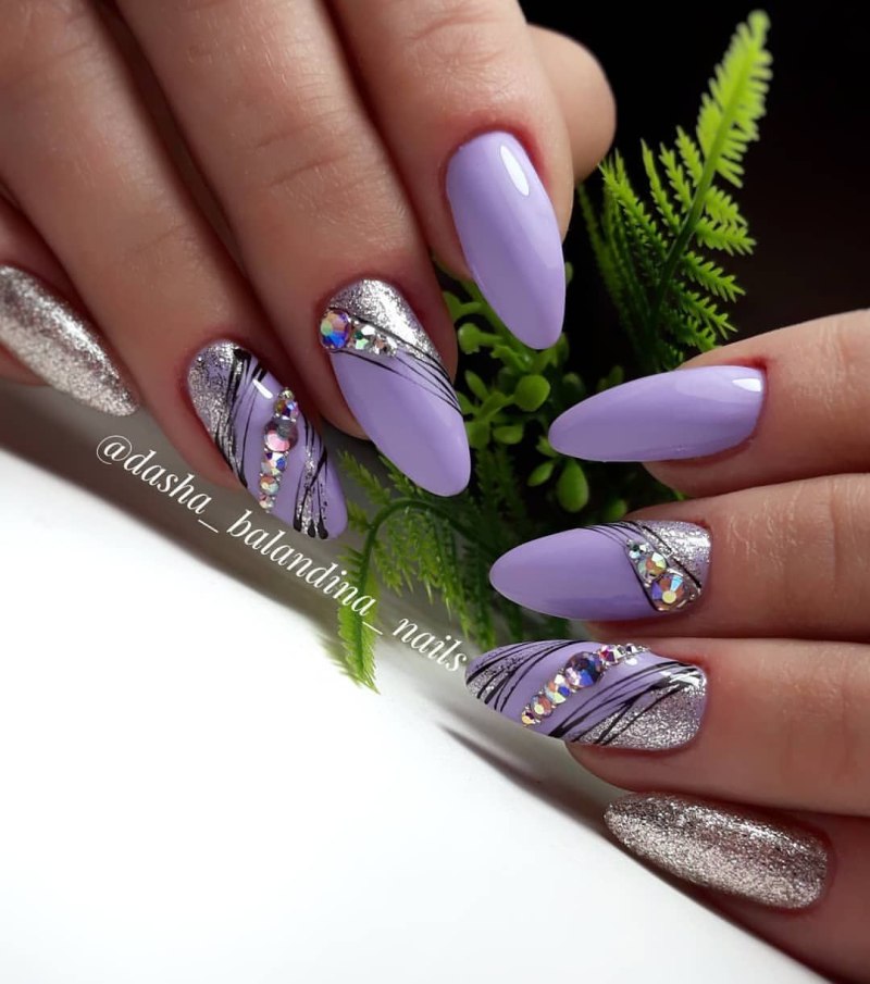 Сиреневый глянцевый маникюр с геометрией