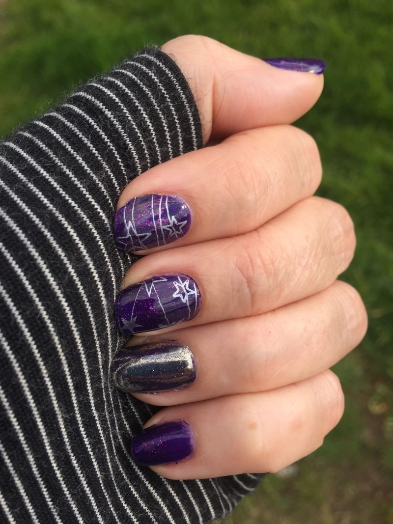 Маникюр в фиолетовых тонах с паутинкой