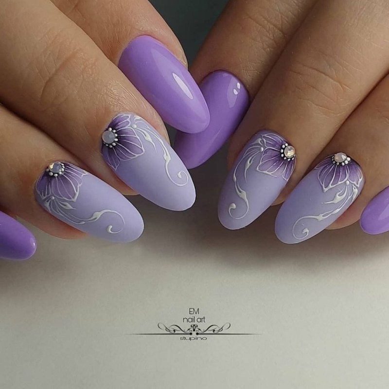 Сиреневый маникюр с полосками