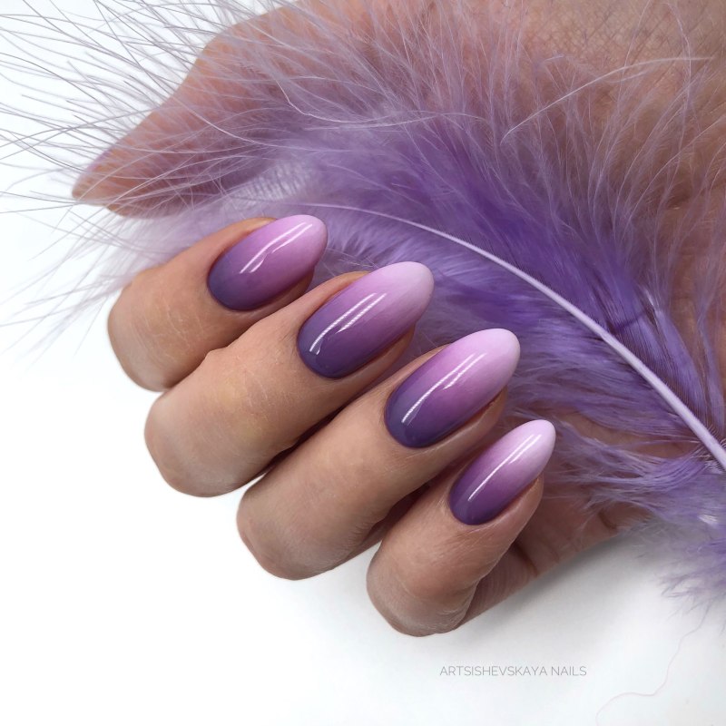 Фиолетовый маникюр с паутинкой