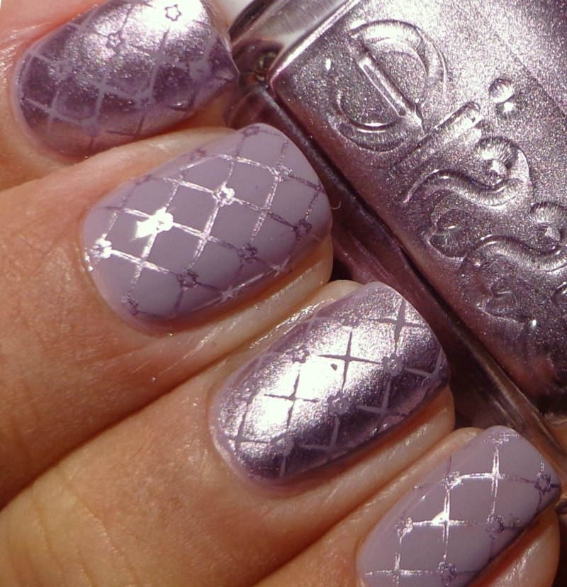 Фиолетовый маникюр на овальные ногти