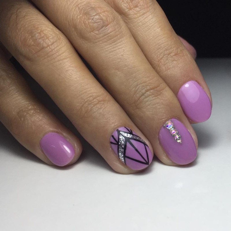 Нежный розовый маникюр с паутинкой