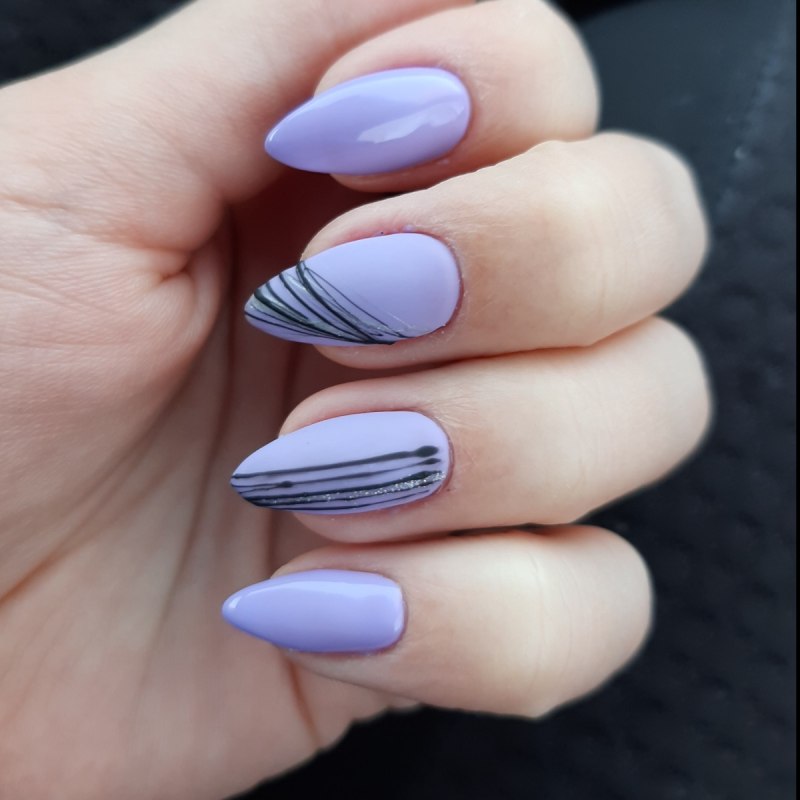 Фиолетовые ногти с паутинкой