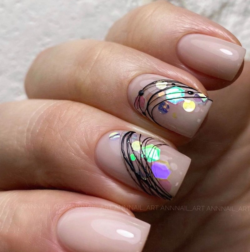 Сиреневый маникюр с паутинкой