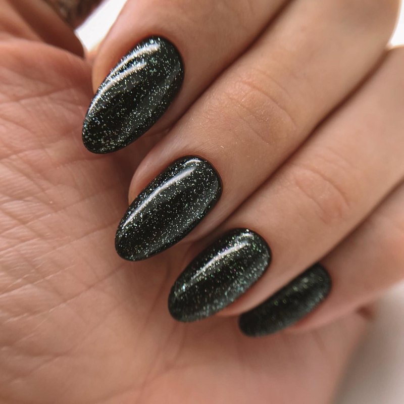 Черные ногти с блестками