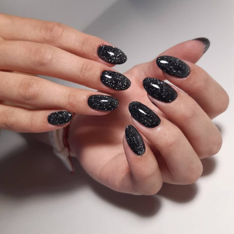 Черный светоотражающий маникюр