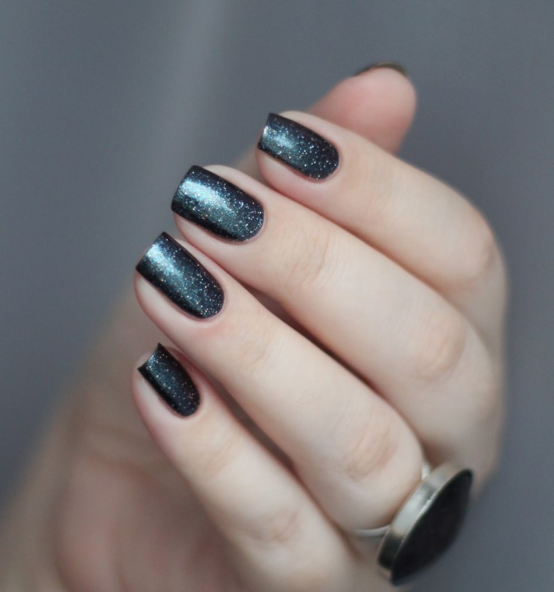 Чёрные ногти со светоотражающим лаком