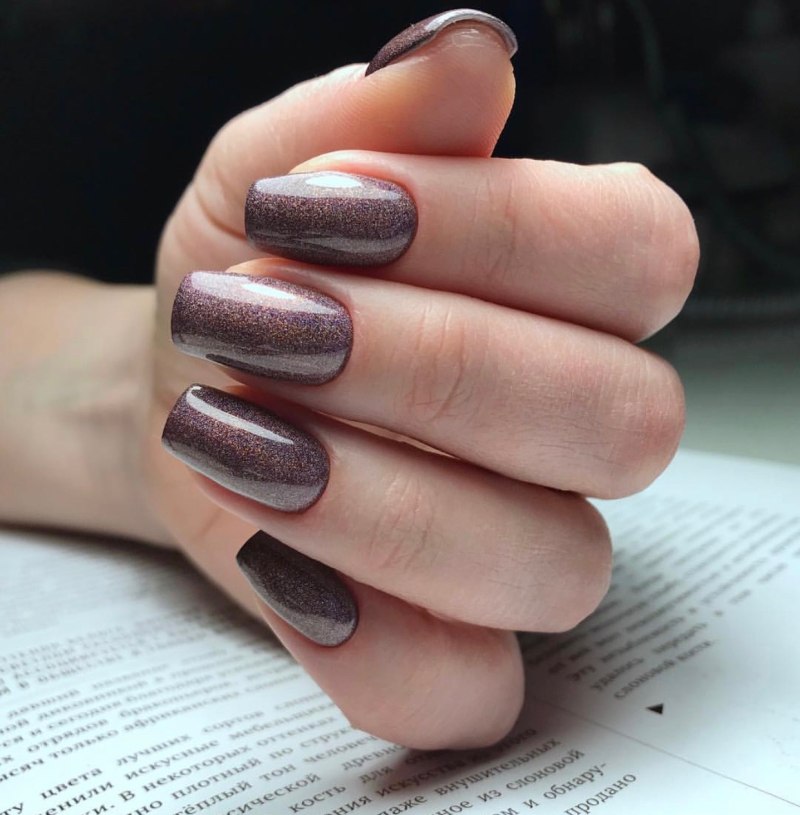 Маникюр черный лак с блестками