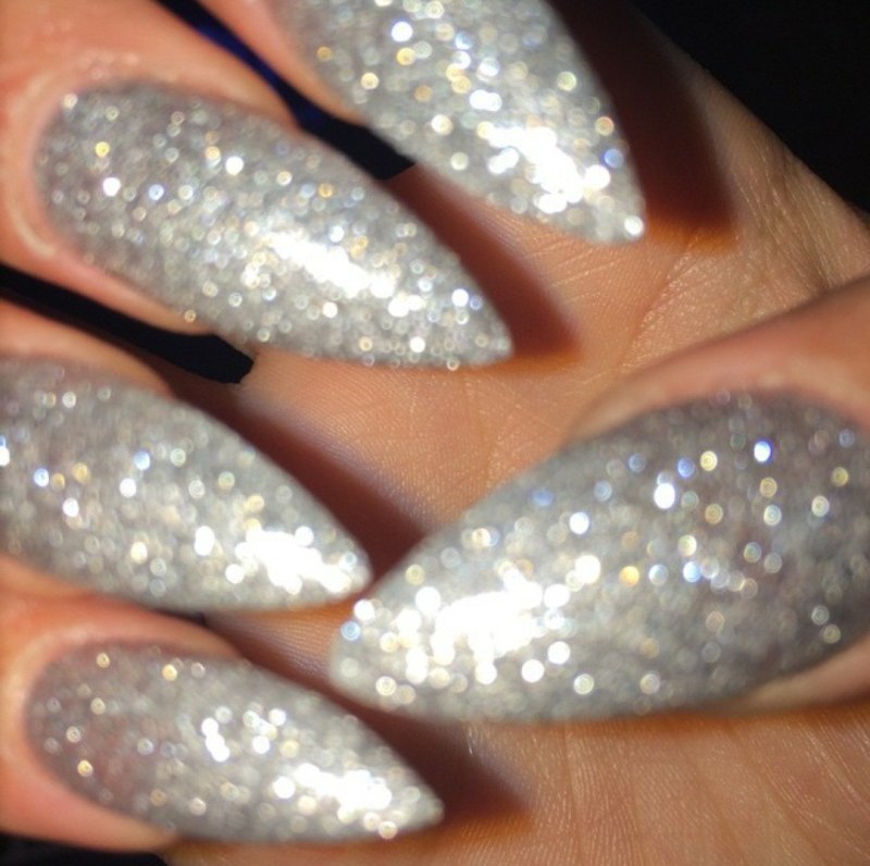 Маникюр чёрный с серебром