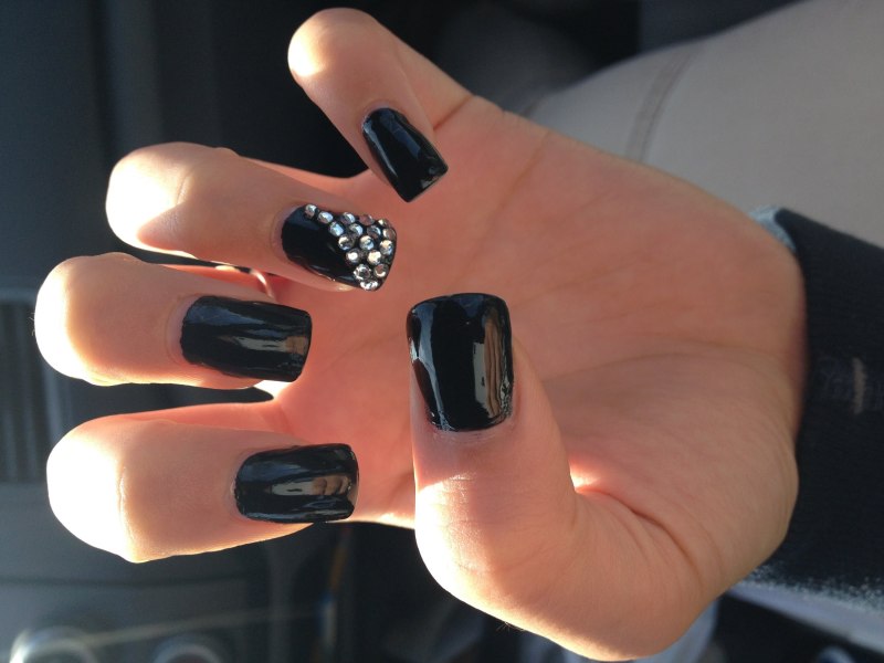 Маникюр пополам бело черный с серебряной елкой