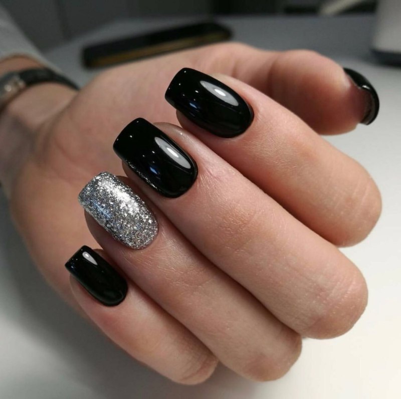 Черный маникюр