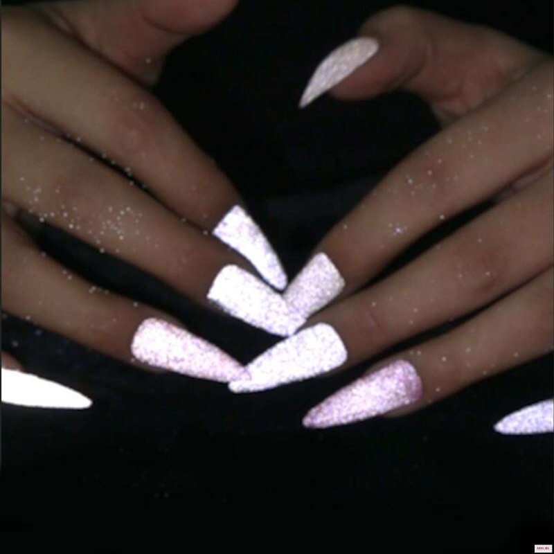 Ногти светясююся в темноте