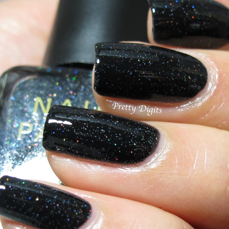 Черный светоотражающий маникюр