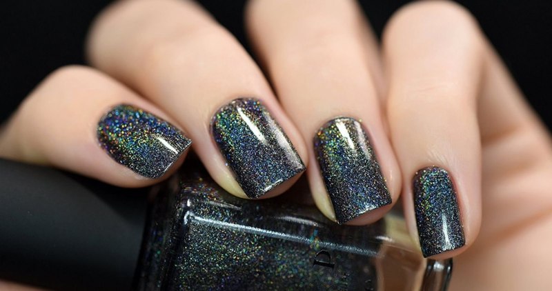 Маникюр со светоотражающим лаком