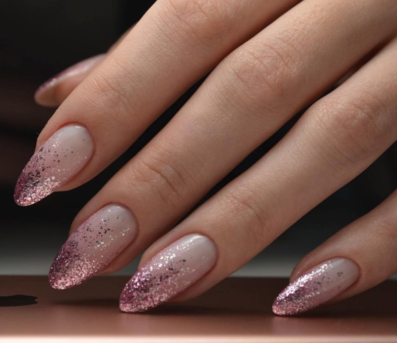 Маникюр 2022 с блестками снизу