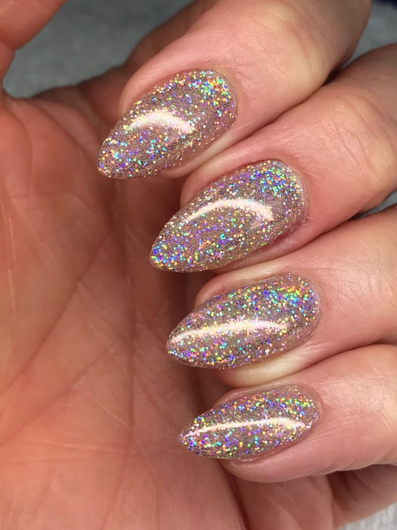 Растяжка блестками на ногтях