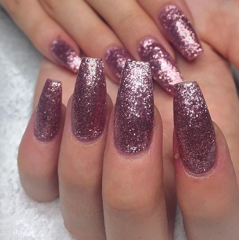 Красивый маникюр с блестками