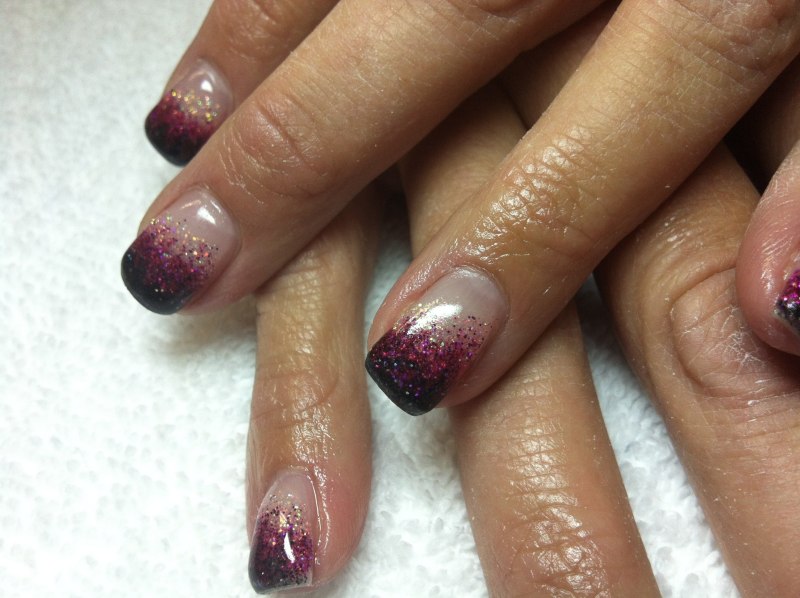 Коралловый маникюр с блестками