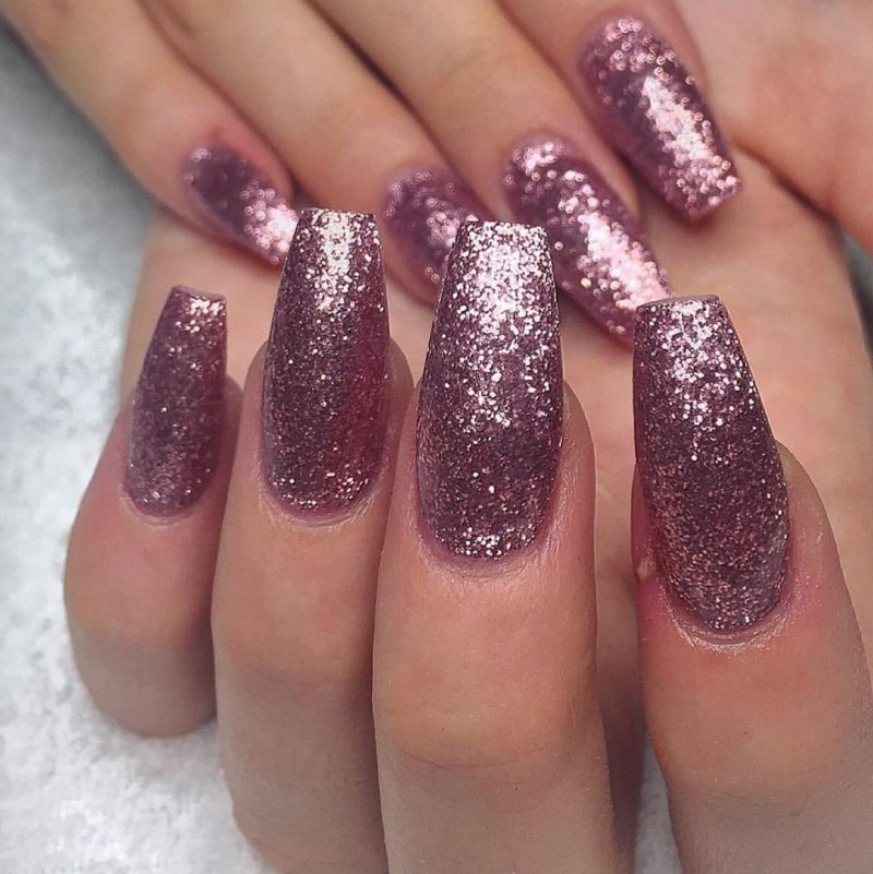 Прозрачные ногти с блестками