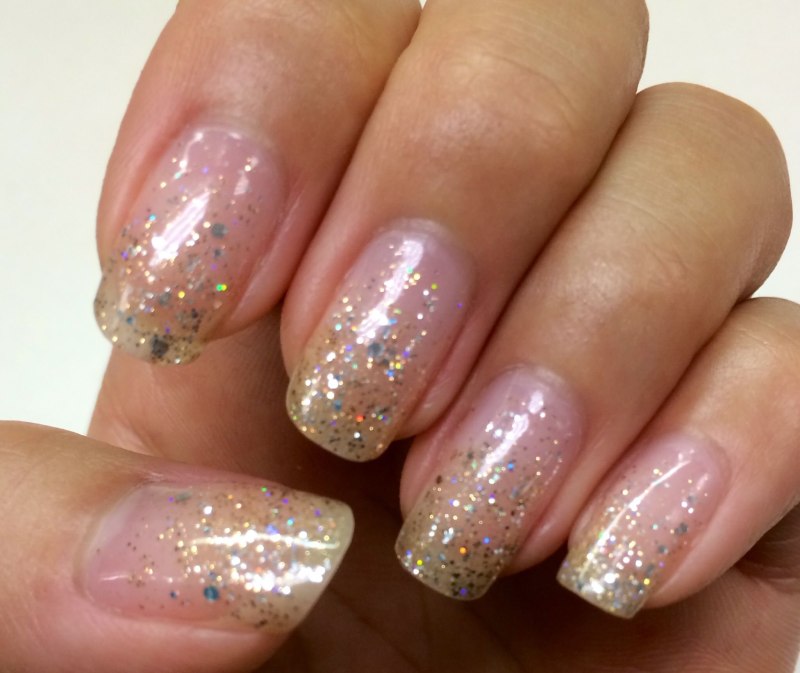 Красный маникюр с блестками