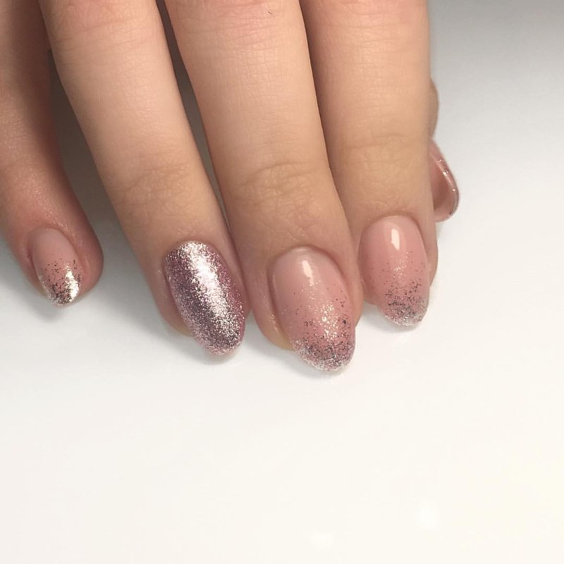 Маникюр блестки