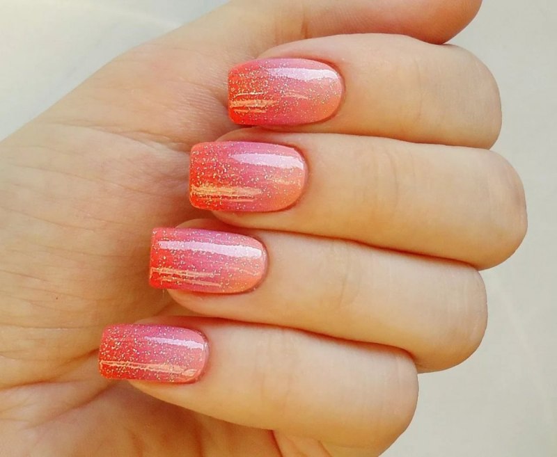 Ногти с блестками на кончиках