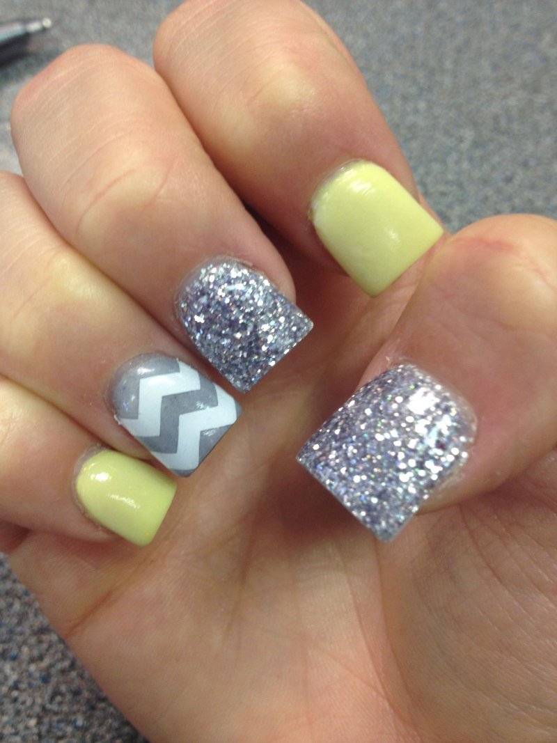 Маникюр со светоотражающим лаком