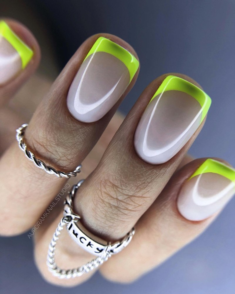 Жёлтый маникюр с блёстками