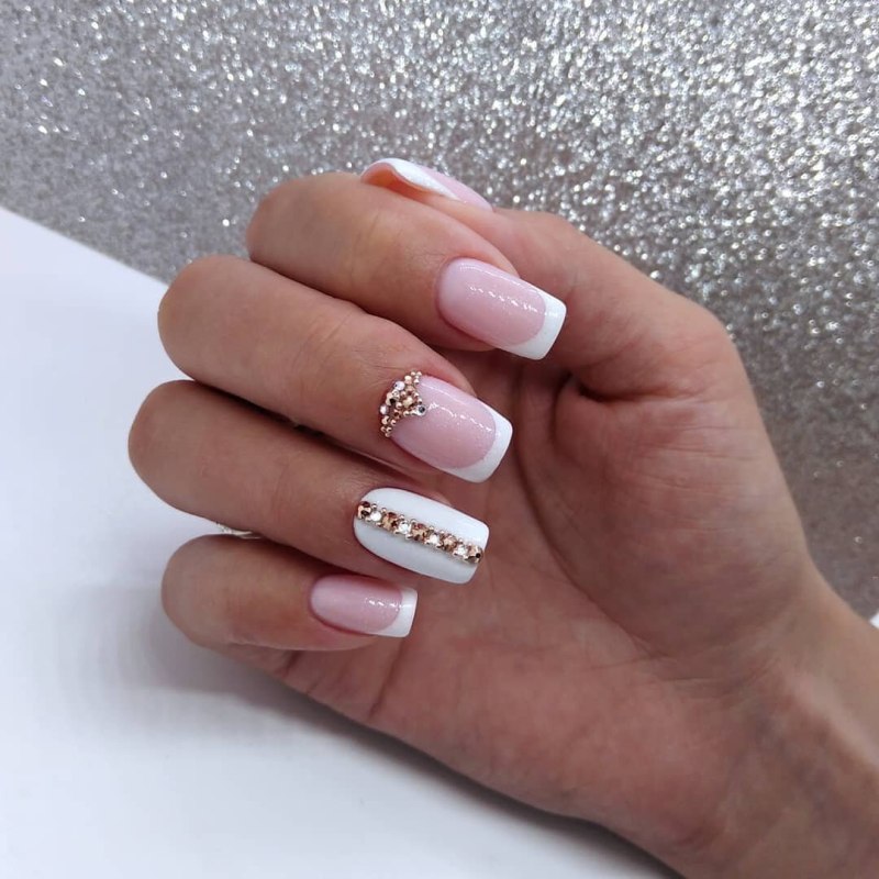 Френч со стразами на ногтях