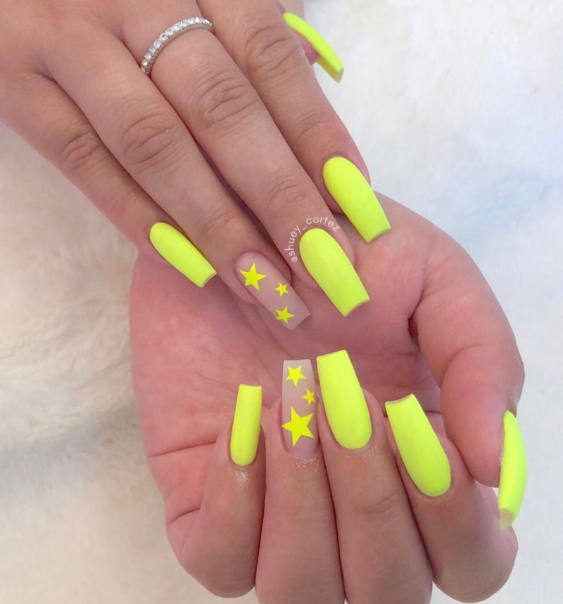 Розовые светоотражающие ногти